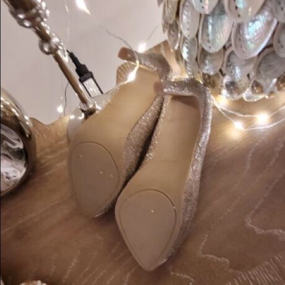 Bakers 6.5 Gold glitter shoes perfect for the holiday. - Picture 5 of 5